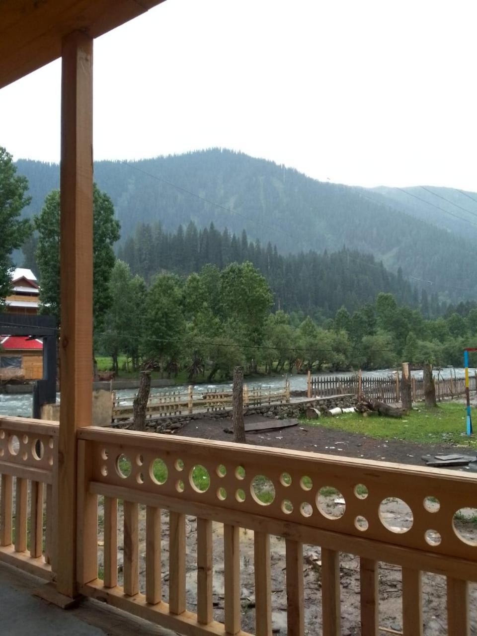 Riverbank Hotel Taobut Neelum Valley Azad Kashmir Taobat Bagian luar foto